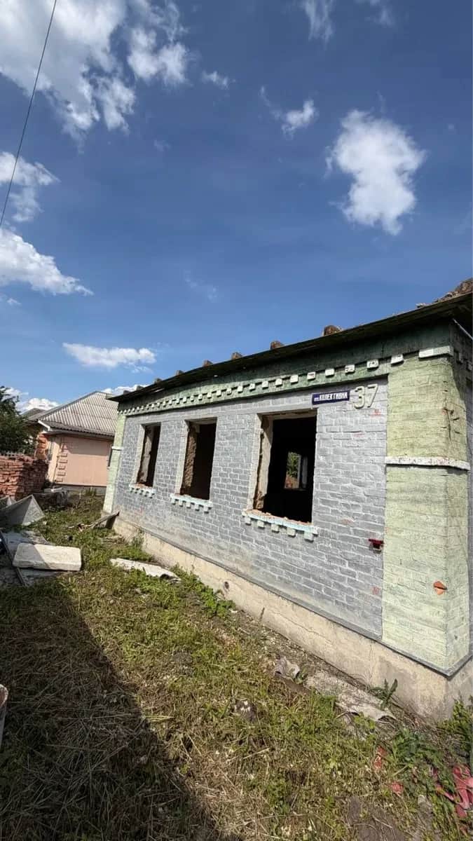 Ділянка 7 соток, Прилуки: недобудований будинок, усі комунікації - фото 2
