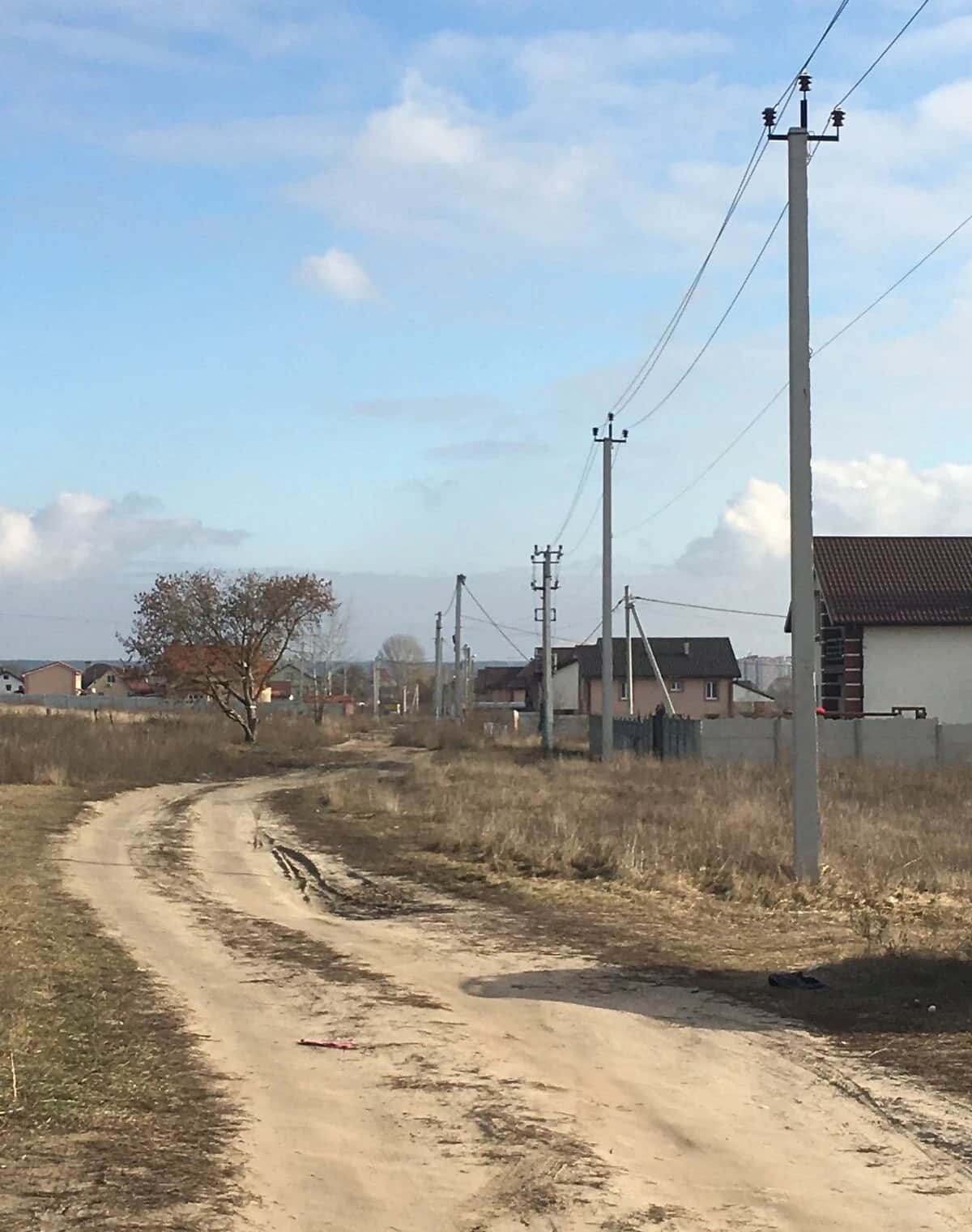 Ділянка 10 соток, Гостомель: природне озеро, електрика, чорнозем - фото 1