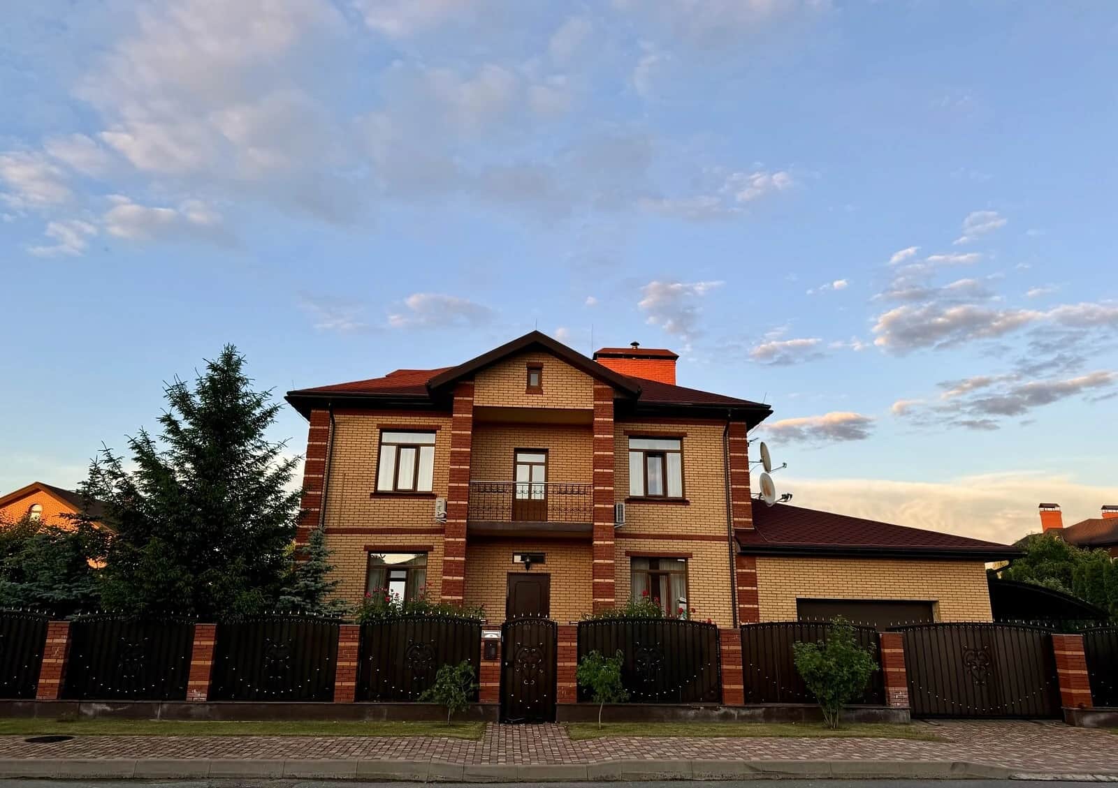 Будинок, Київ: гараж із підвалом, тераса, територія під охороною - фото 1