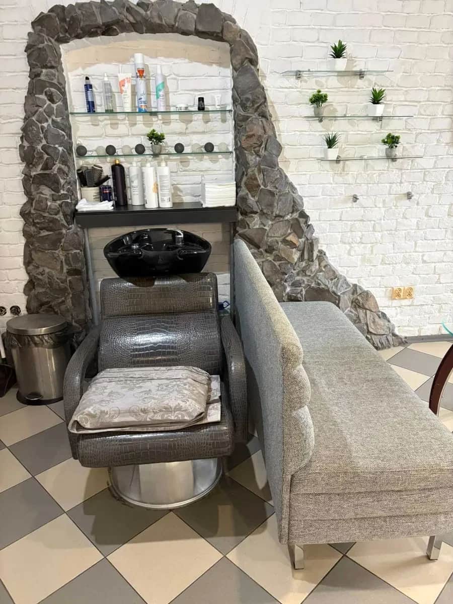 Салон-перукарня, Галицький: фасадне, світло не вимикають - фото 2