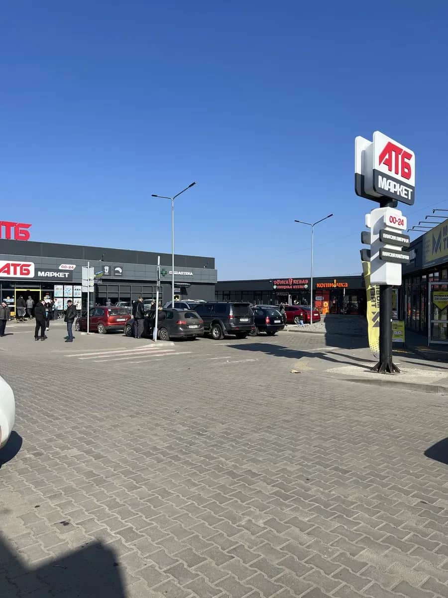 Торгові приміщення, Черняхів: до 25 кВт, три фази, АТБ поруч - фото 1