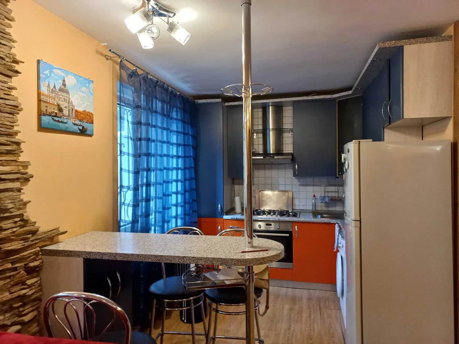 3-кімнатна квартира, Київський: кухня-вітальня 28 м², євроремонт, газ - фото 2