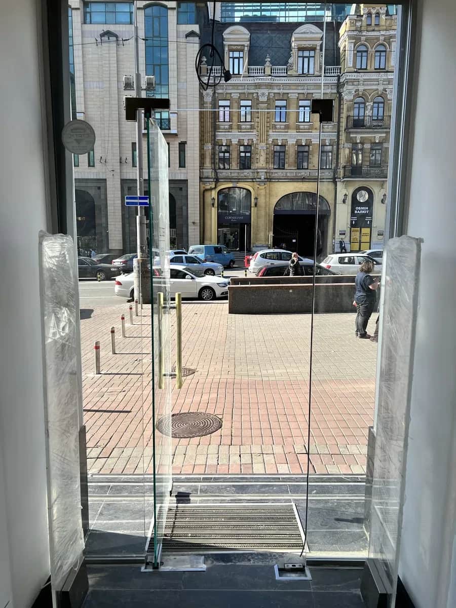 Магазин, Печерський: фасад, супертрафік, стеля 5 метрів - фото 1