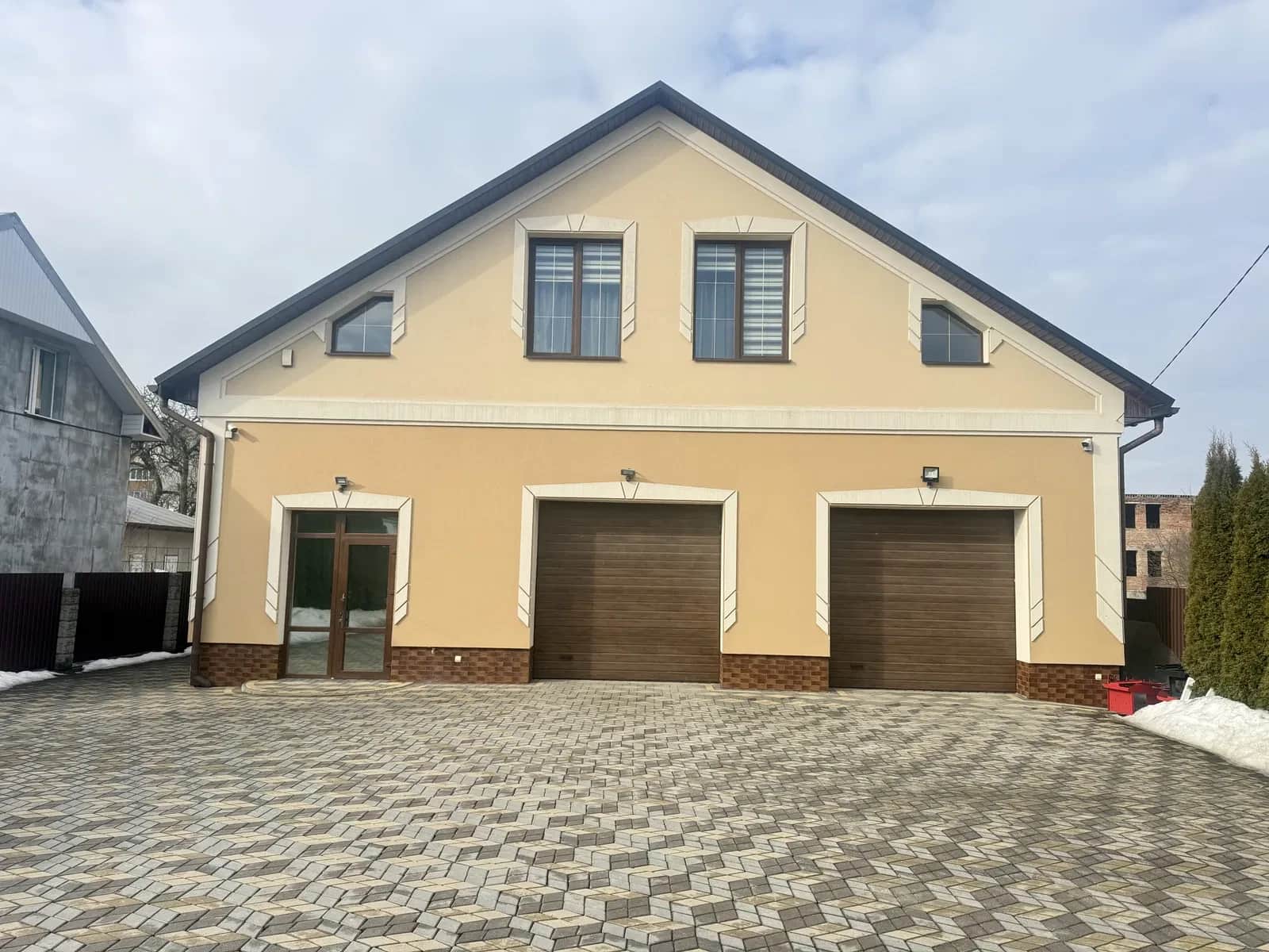 Будинок, Самбір: два окремі входи, сонячні панелі - фото 1