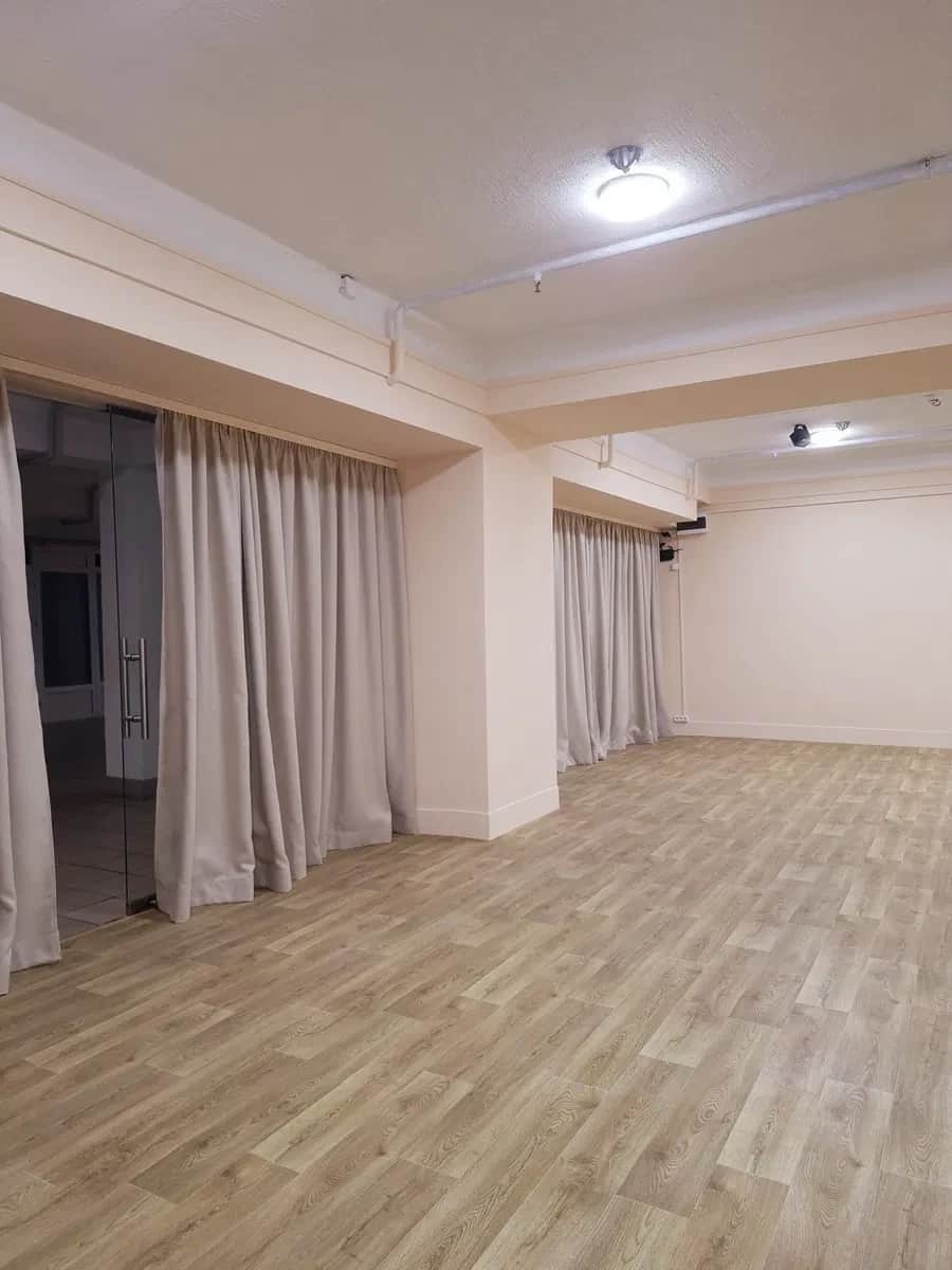 Зал студії LIATRIS, Чернівці: великі дзеркала, заняття на підборах - фото 2