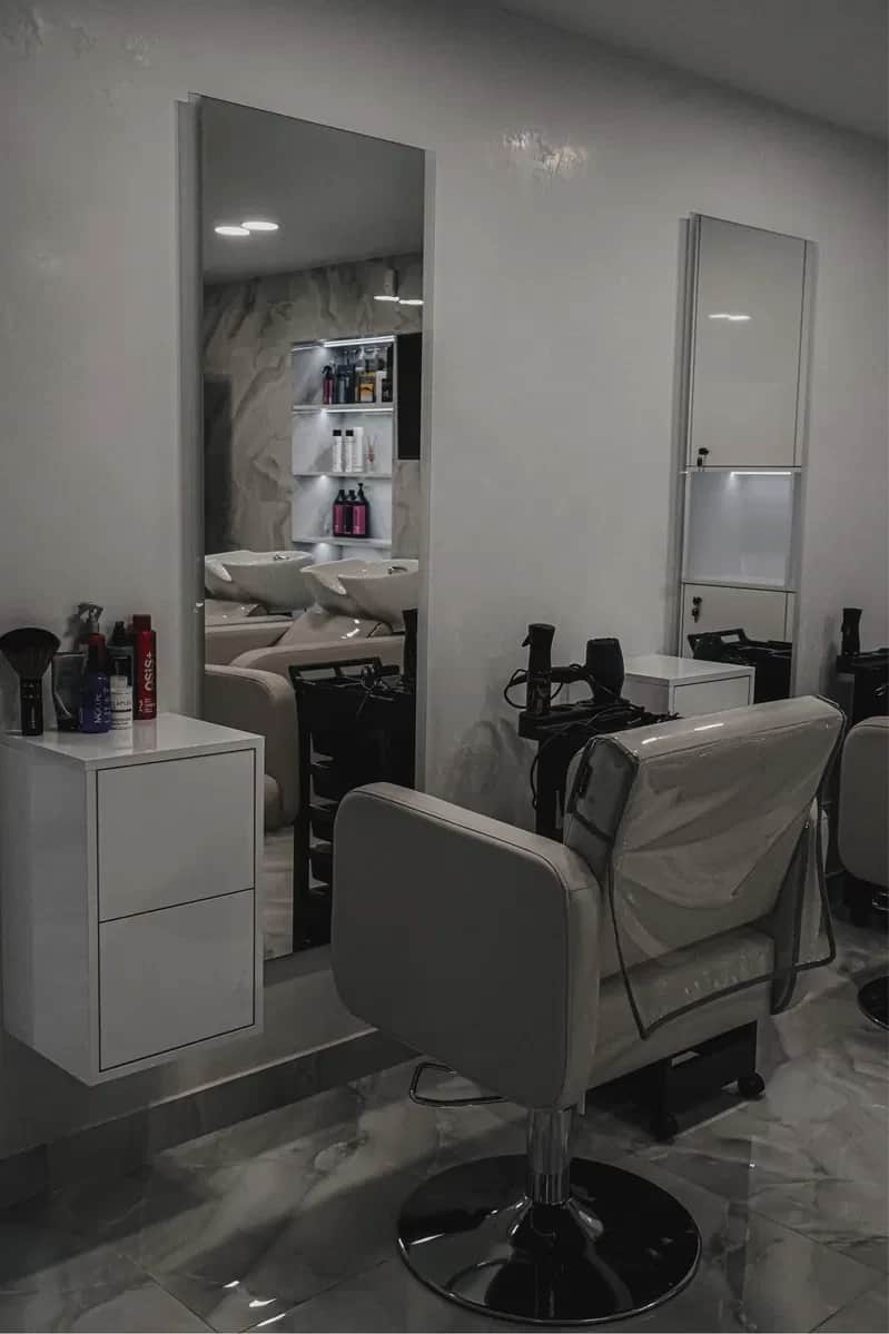Салон MAX beauty, Рівне: робочі місця, генератор, фасадне приміщення - фото 1