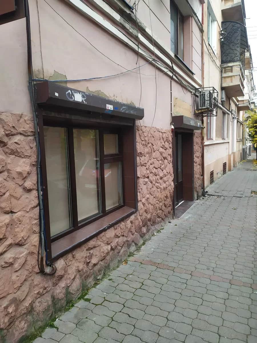 Офіс, Чернівці: фасадний вхід, відкритий тип, дві прохідні кімнати - фото 2
