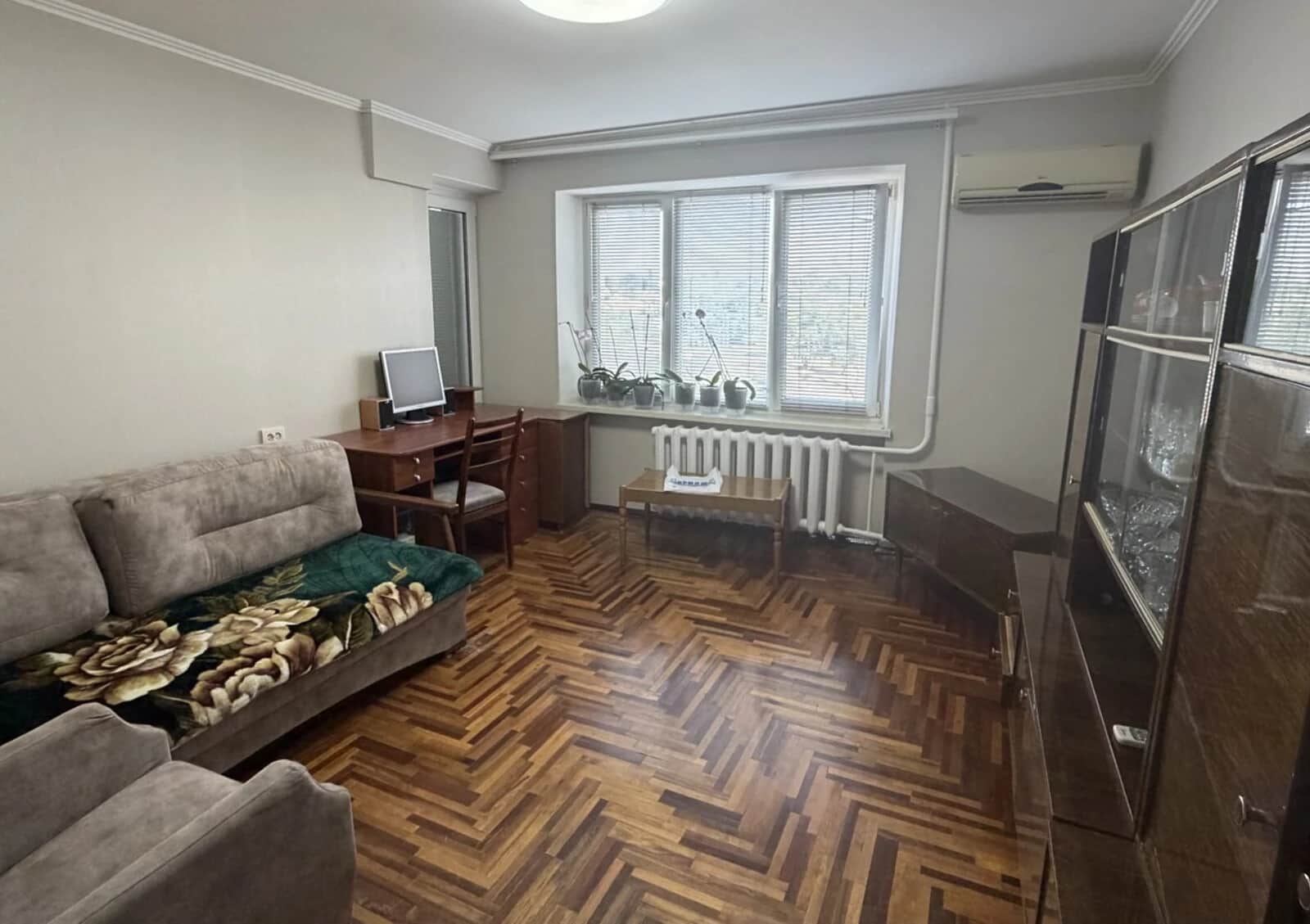 2-кімнатна квартира, Комунарський: косметичний ремонт, балкон - фото 1