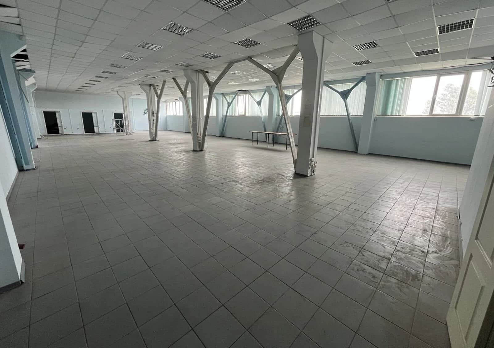 Приміщення, Деснянський: висота стелі 4,5 м, відкрита стоянка - фото 1