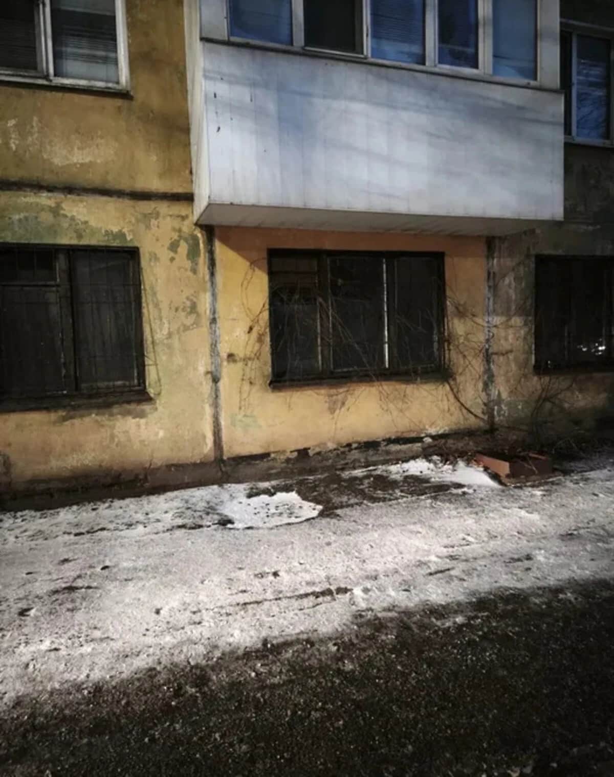 3-кімнатна квартира, вул. Корнія Речмидила: без ремонту, цегляні стіни - фото 1