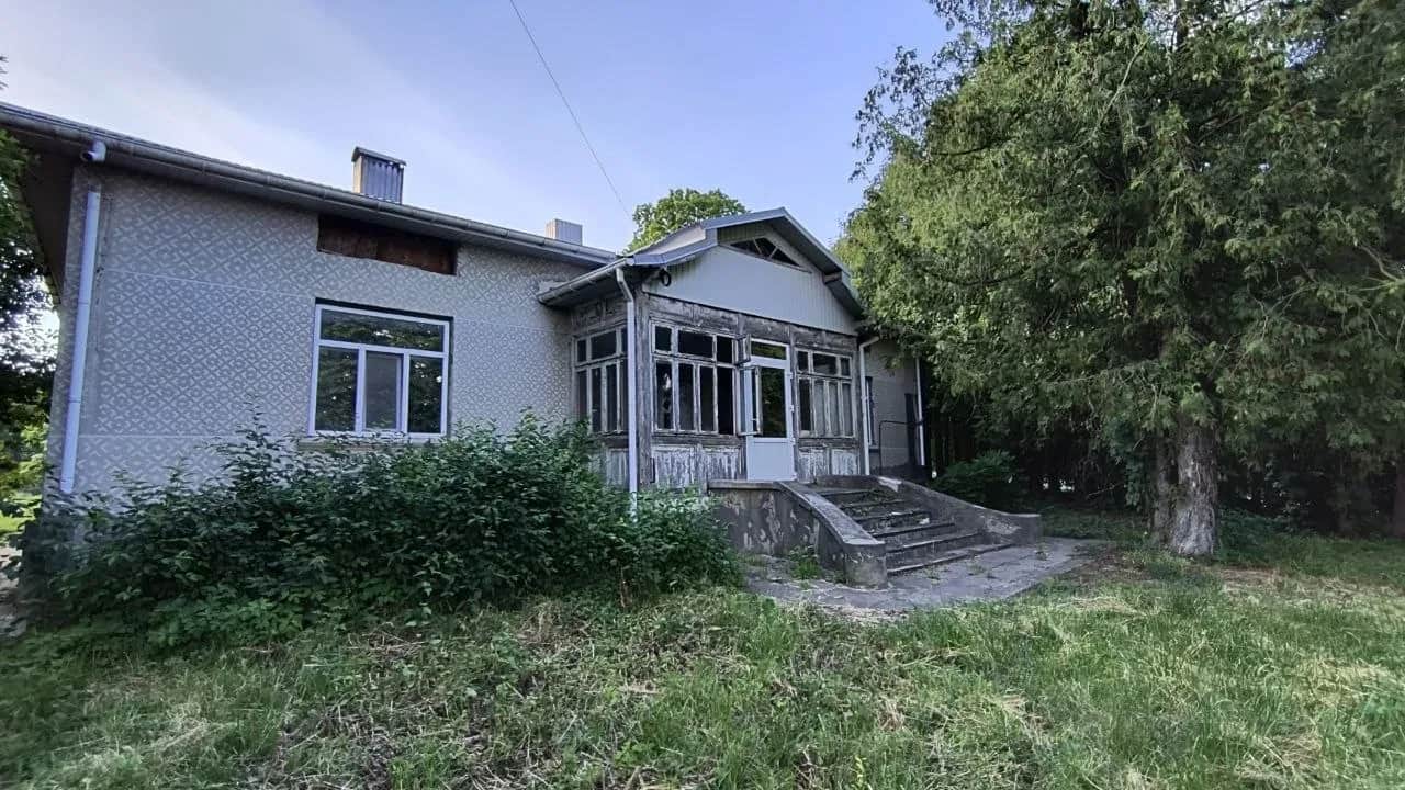 Будинок, Супранівка: власне бомбосховище, школа за парканом - фото 2