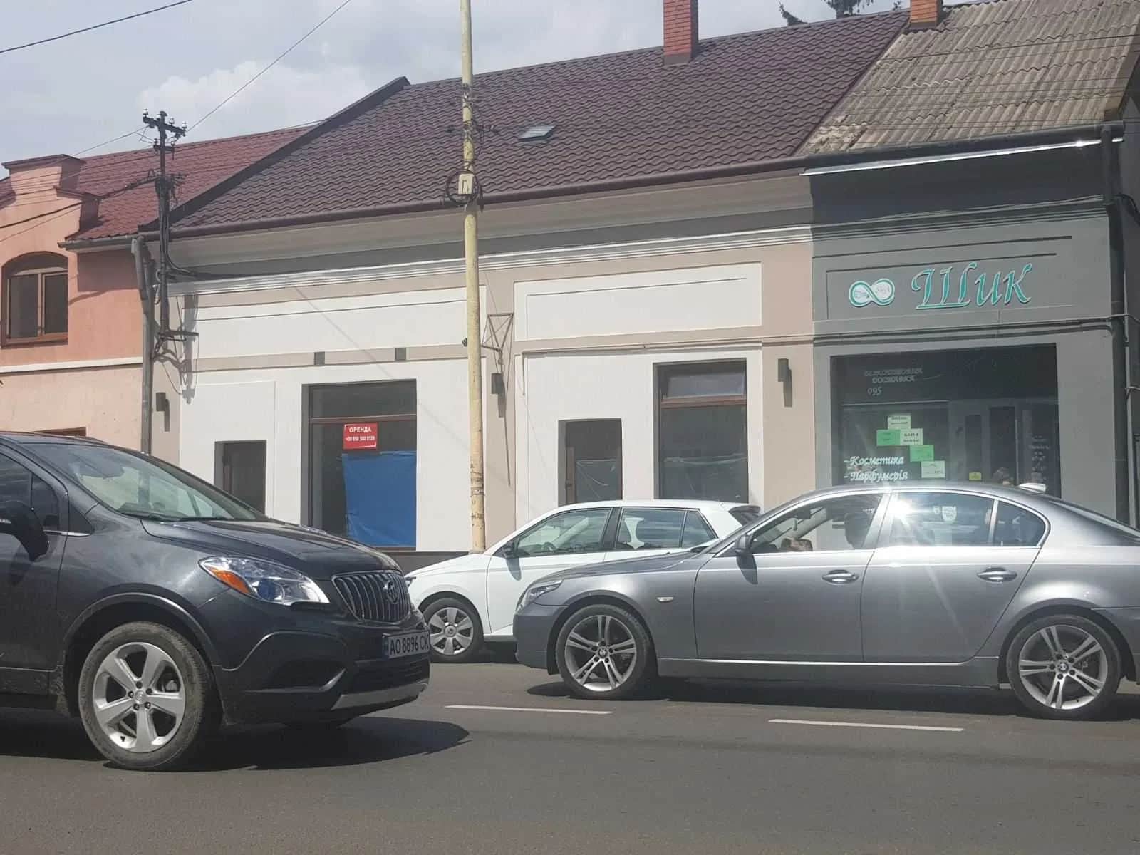 Магазин, Ужгород: у центрі, фасад, панорамні вікна - фото 1