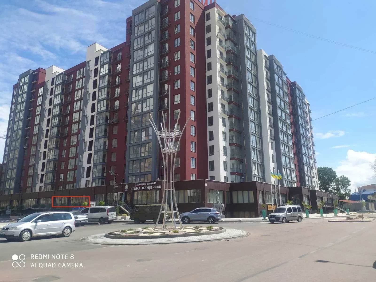 Магазин у ЖК Княгинин 44: фасадне, два входи, панорамні вікна - фото 1