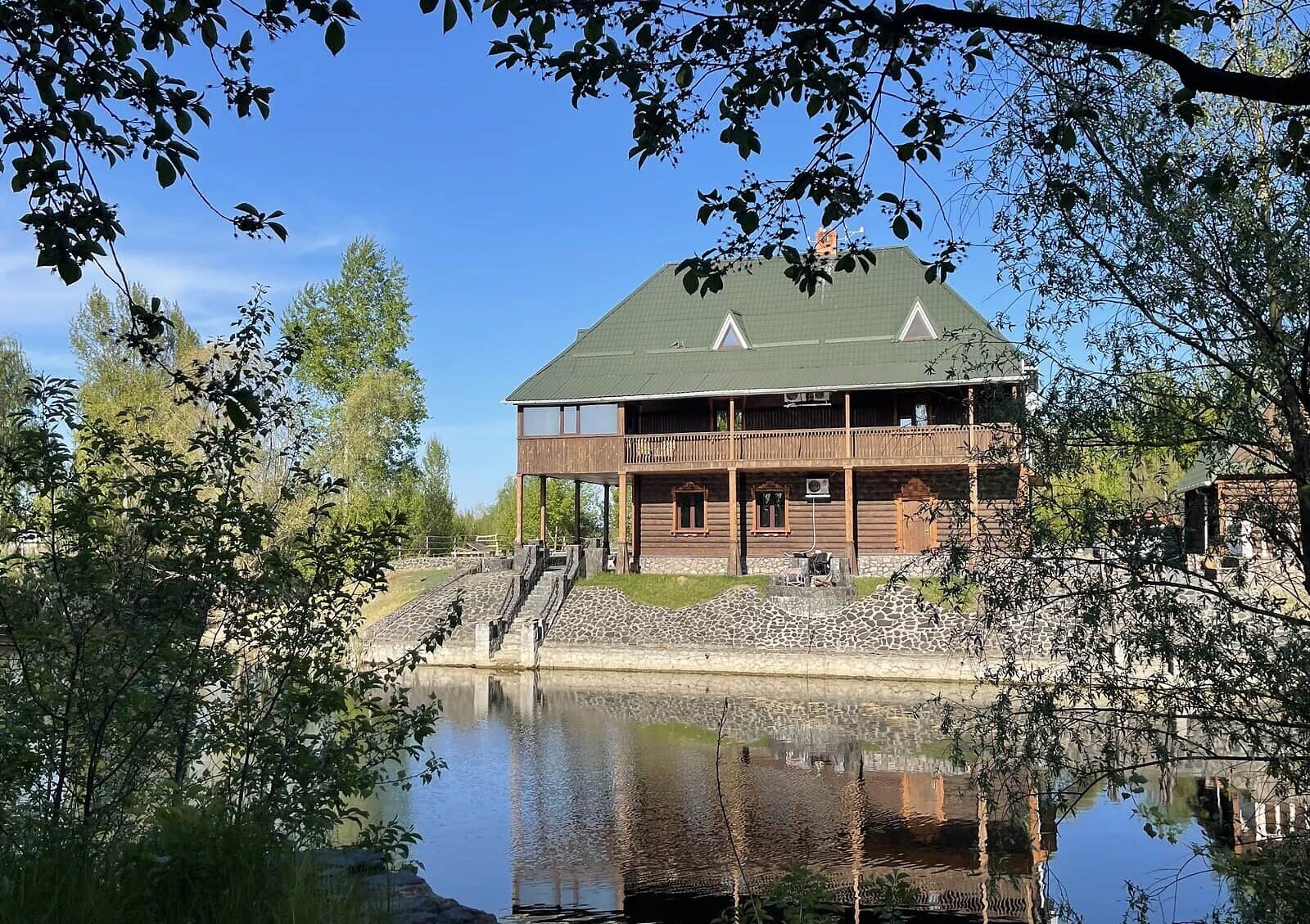 Будинок, Гнідин: басейн, природне озеро, бесідка - фото 1