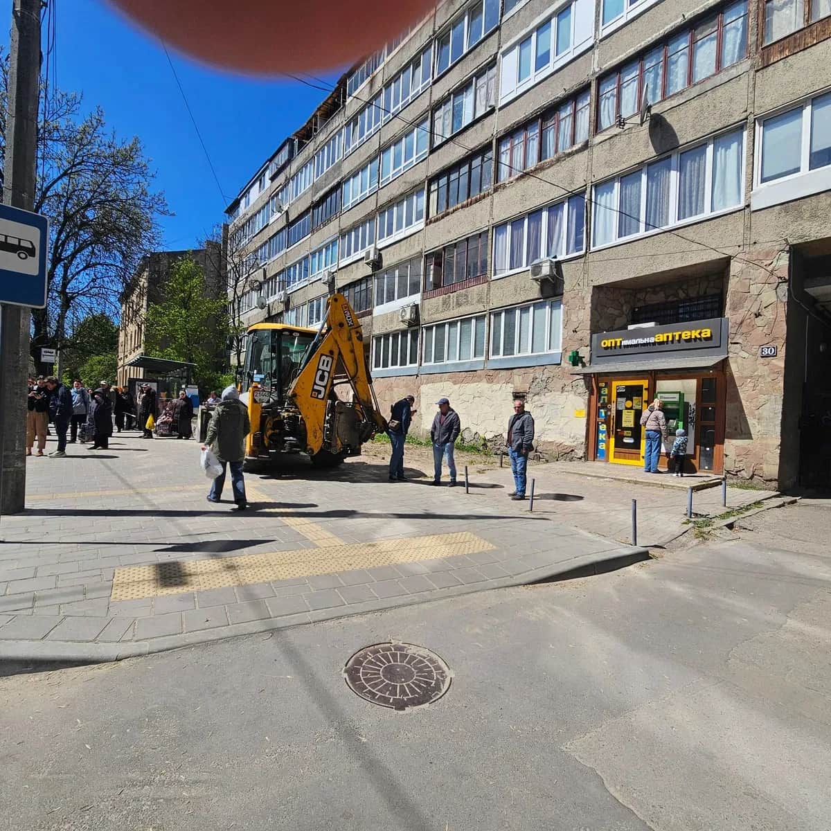 Магазин, Франківський: фасадне, на зупинці - фото 1