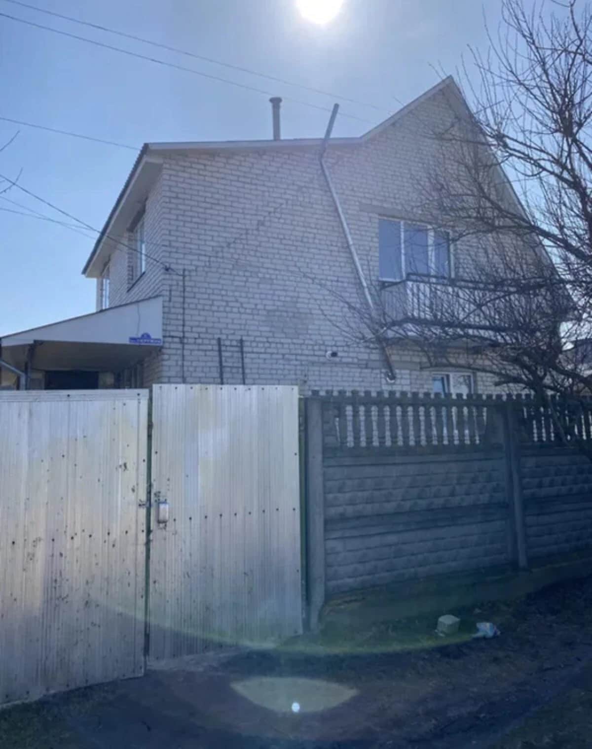 Будинок, Савин: гараж, господарські будівлі, цегляні стіни - фото 1