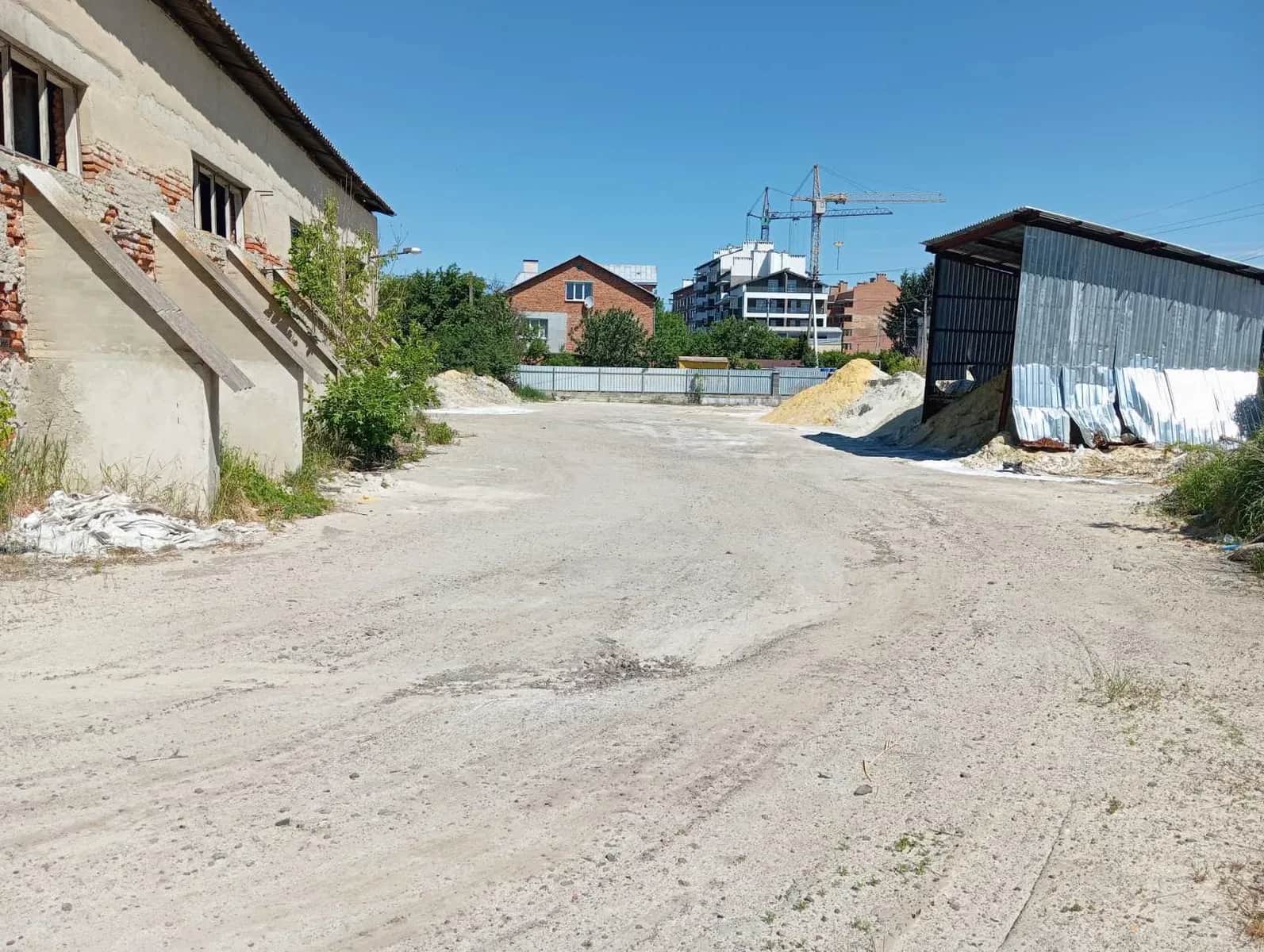 Комплекс нежитлових будівель, Винники: виїзд на М-06, огороджена територія - фото 1