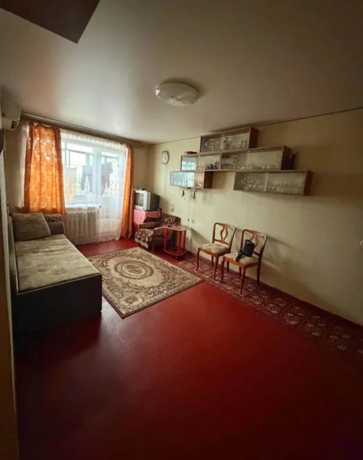 1-кімнатна квартира, Київський: цегляні стіни, балкон - фото 1