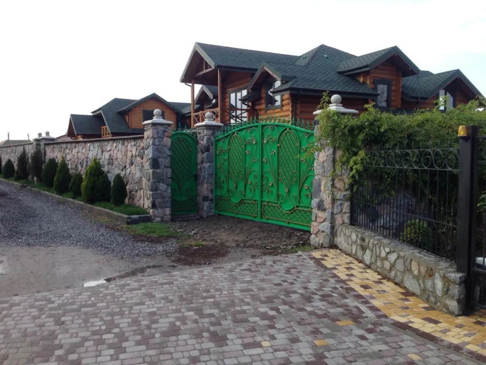 Комплекс будинків, Миргород: три деревʼяні будинки, баня - фото 1