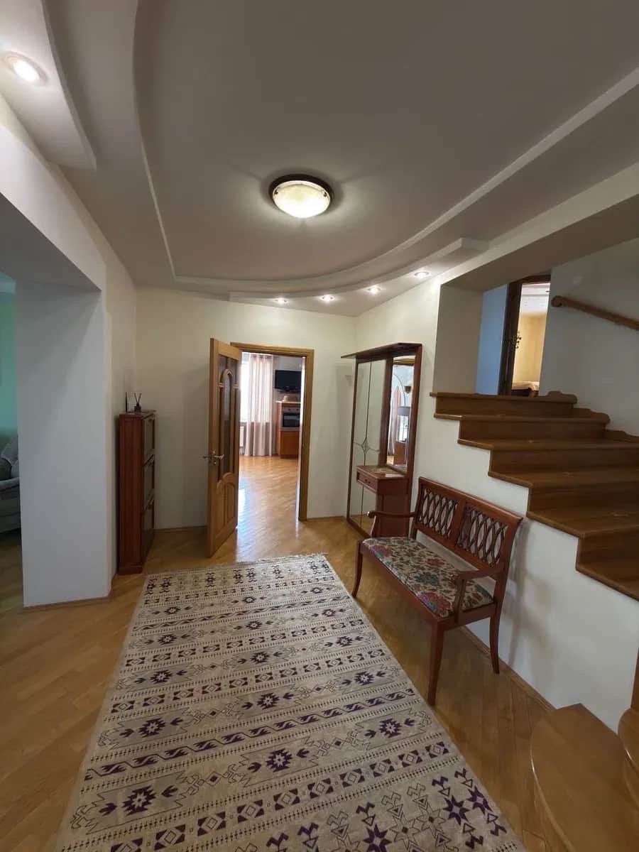 5-кімнатна квартира, Луцьк: 6-8 осіб, інфрачервона сауна, гараж - фото 1