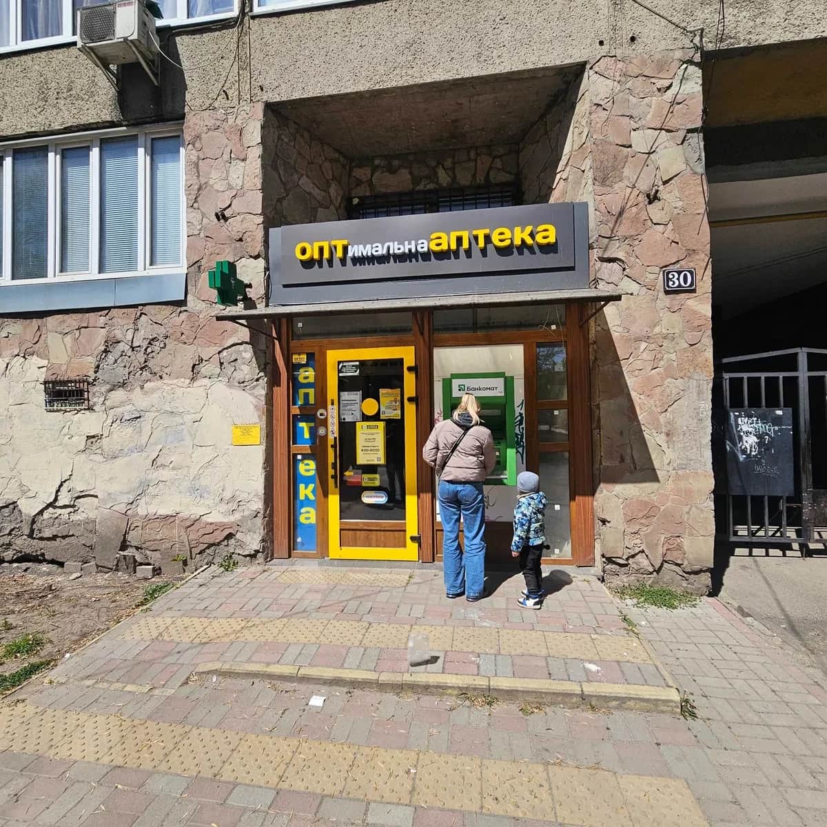 Магазин, Франківський: фасадне, на зупинці - фото 2