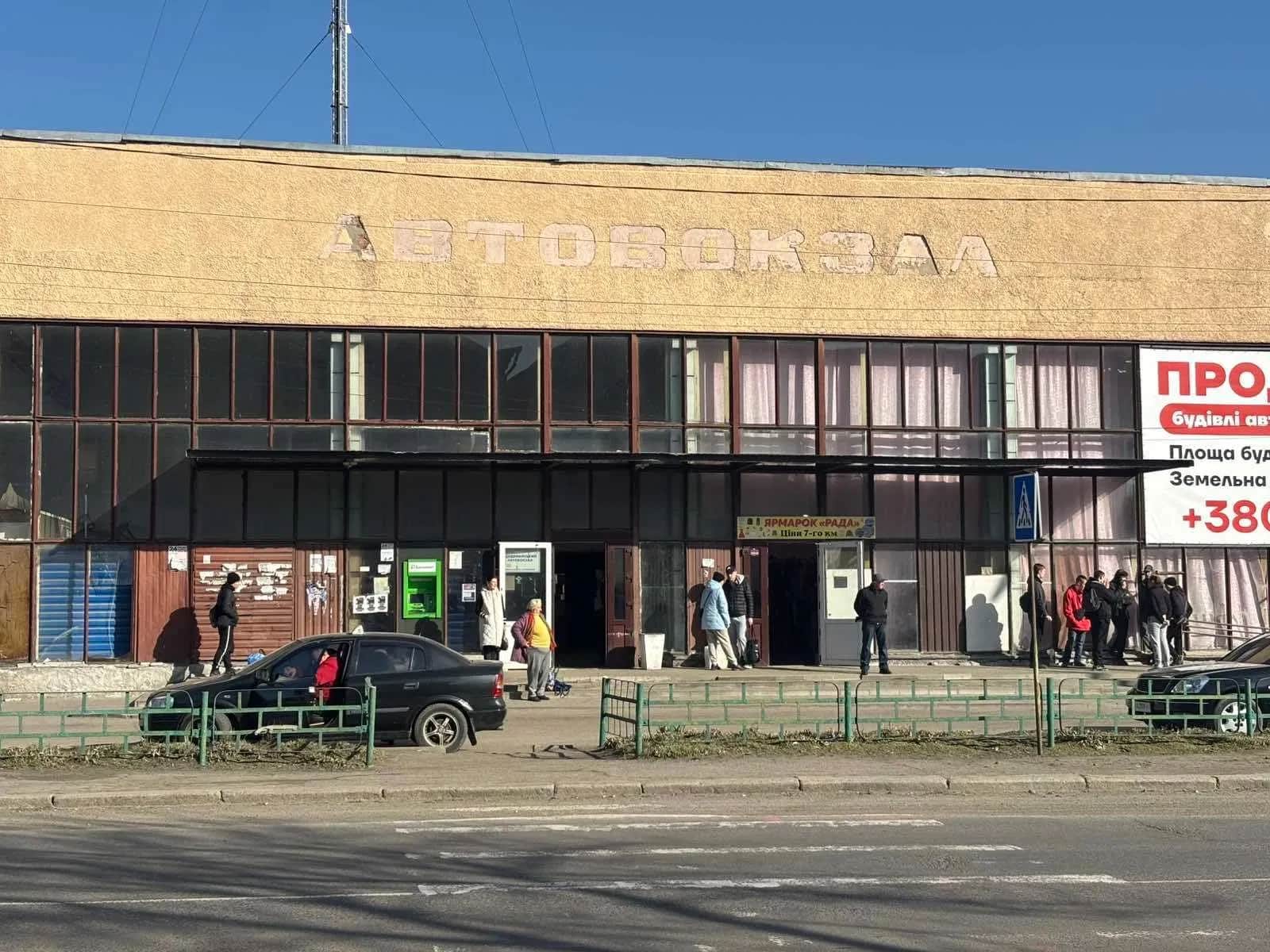 Нежитлова будівля, Первомайськ: автостанція, міський ринок поруч - фото 1