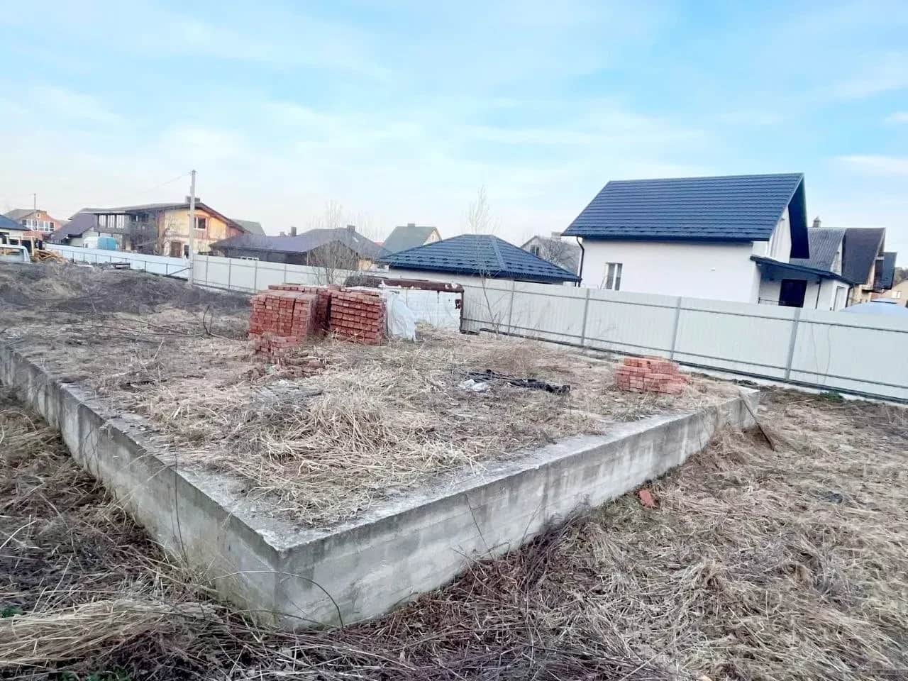 Ділянка 8 соток, Ківерці: фундамент 10×10, електрика, 2 хв від центру - фото 2