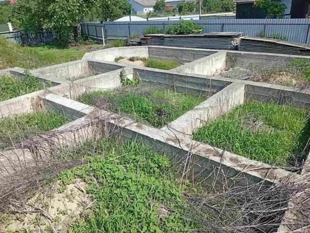 Ділянка 10 соток, Лужани: готовий фундамент, газ та електрика - фото 1