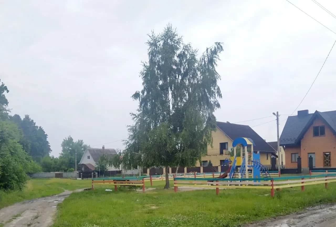 Ділянка 8 соток, Ківерці: фундамент 10×10, електрика, 2 хв від центру - фото 1