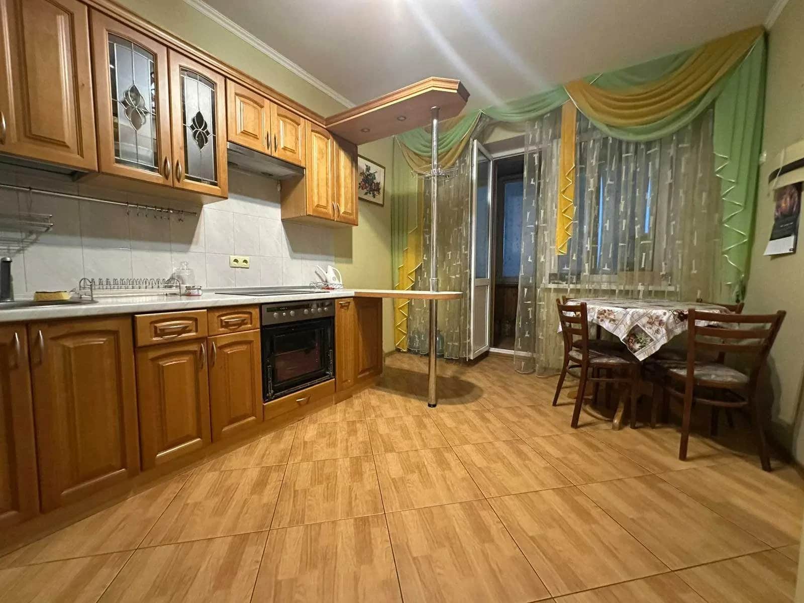 2-кімнатна квартира, Дніпровський: генератор, сім'ям, метро 7 хв - фото 1