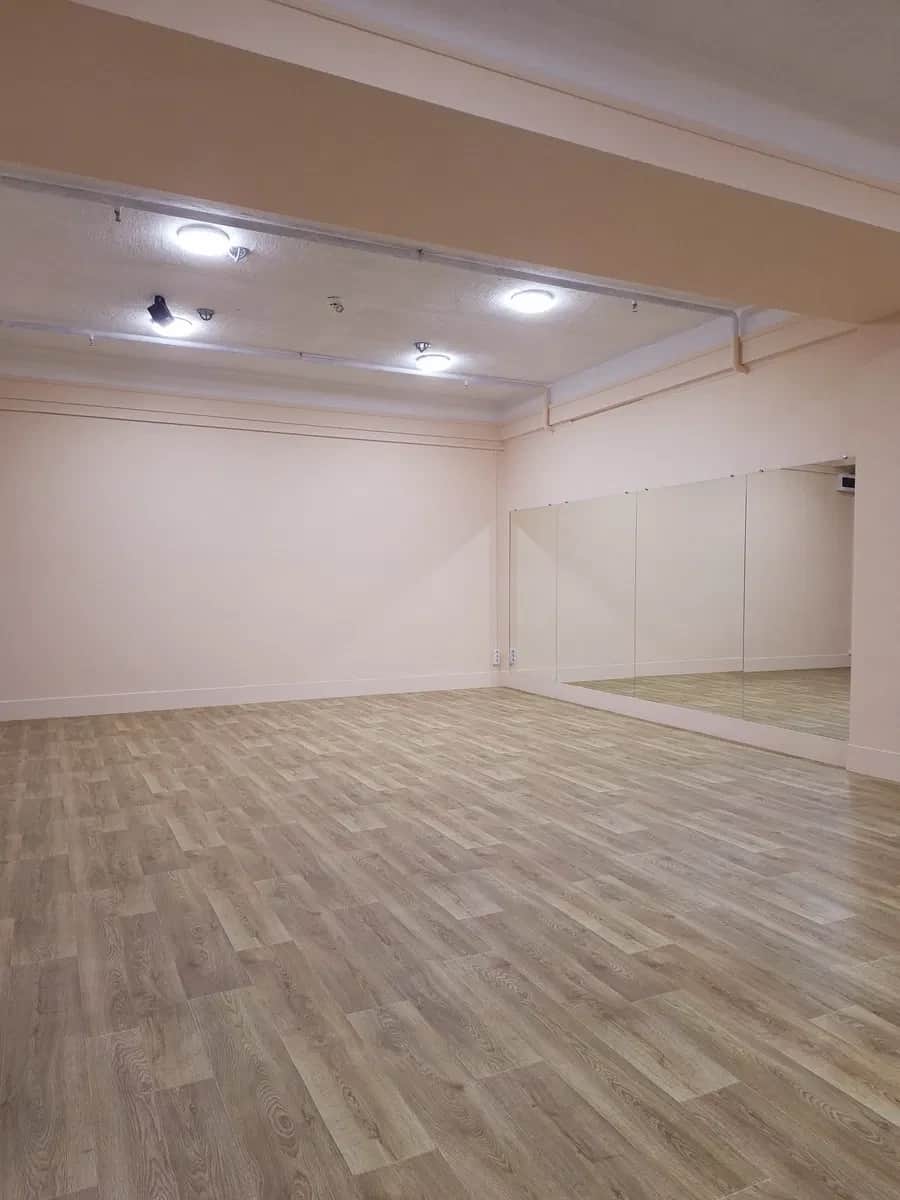 Зал студії LIATRIS, Чернівці: великі дзеркала, заняття на підборах - фото 1
