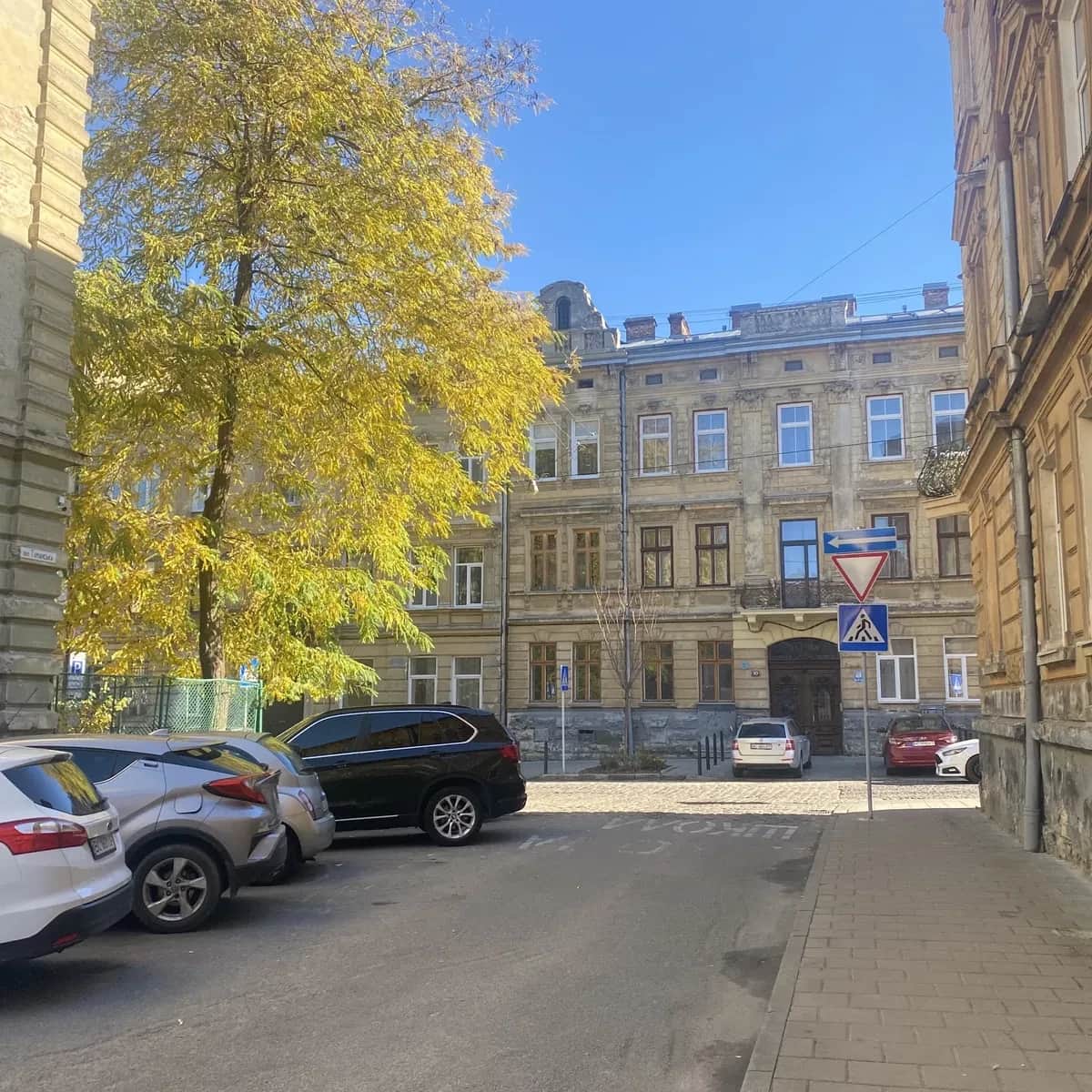 3-кімнатна квартира, Галицький: 400 м до Оперного театру, фасадні вікна - фото 1