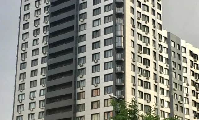 3-кімнатна квартира у ЖК Статус Град: метро 200 м, вид на місто - фото 1