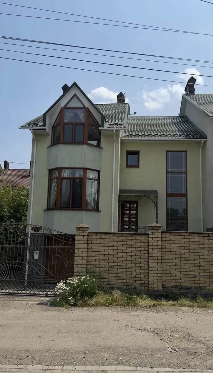 Будинок, Чернівці: сауна і басейн, гараж, 3 хвилини до Майдану - фото 1