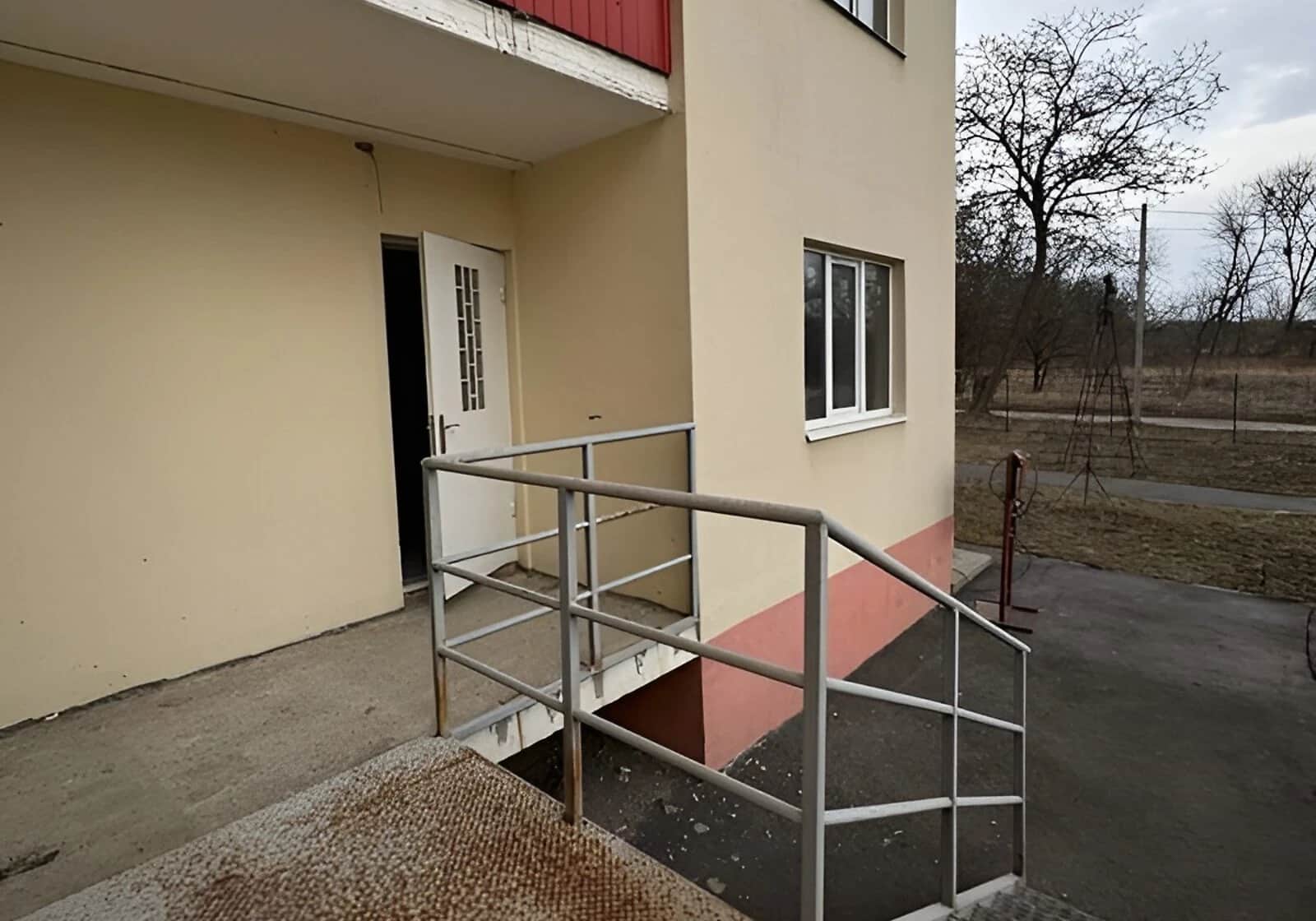 Офіс, Подвірки: фасадне, тераса, охорона території - фото 1