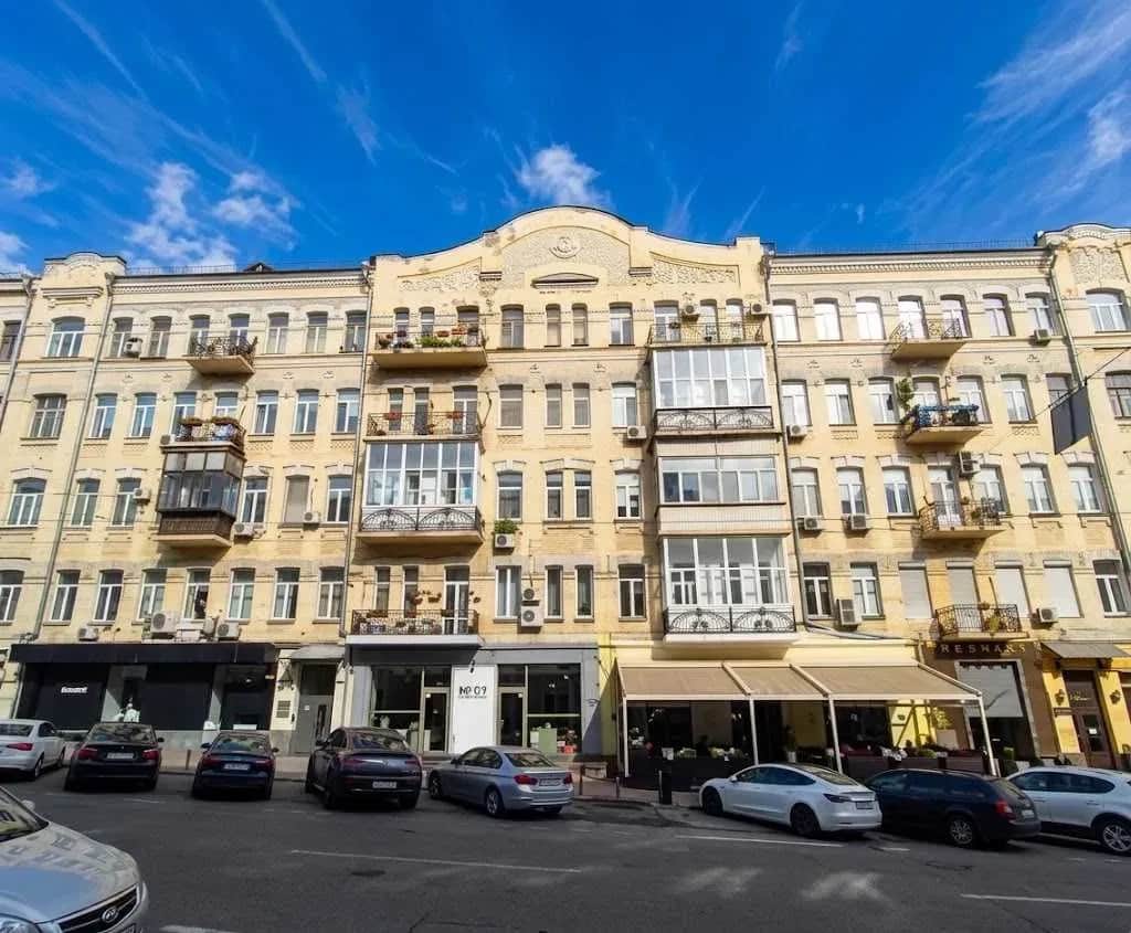 Кімната, Печерський: сучасний ремонт, меблі й техніка, паркування - фото 1