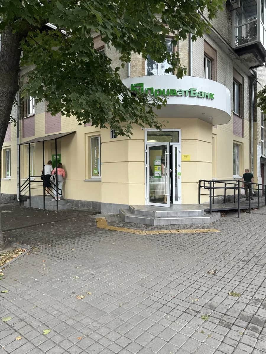 Фасадне приміщення, Черкаси: вхід із перехрестя, стабільні орендарі - фото 1