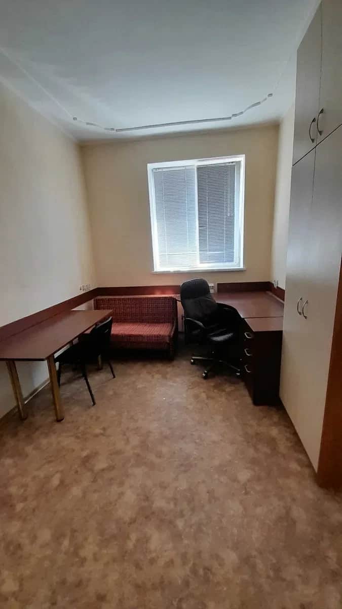 Офісне приміщення: 3 окремі кабінети, меблі - фото 1