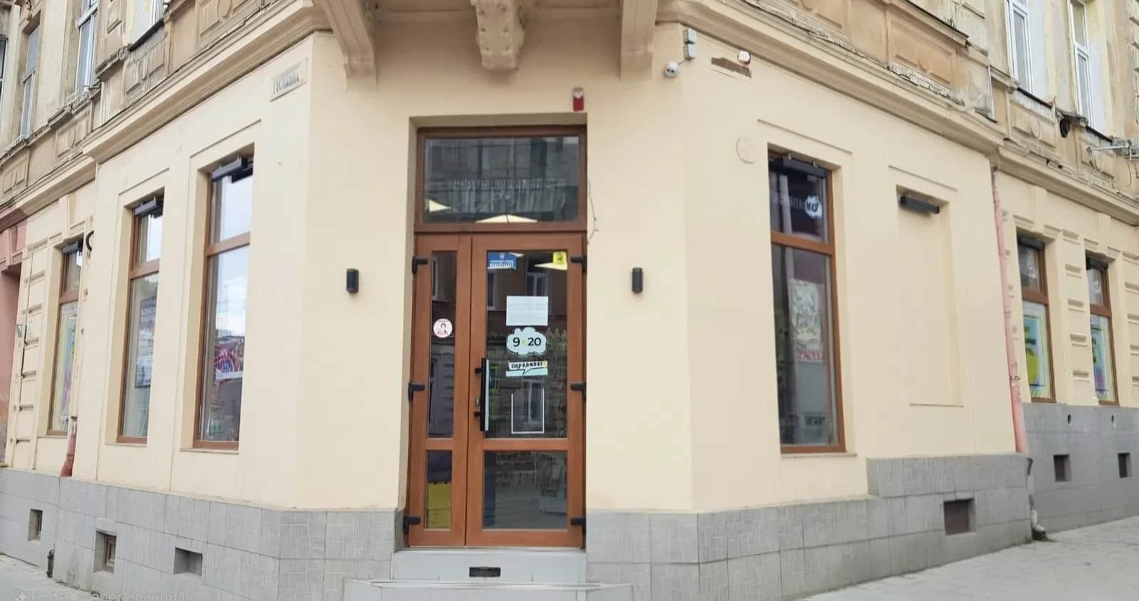 Приміщення у ЖК Львівський дворик: фасадне, вітрини на дві сторони - фото 1