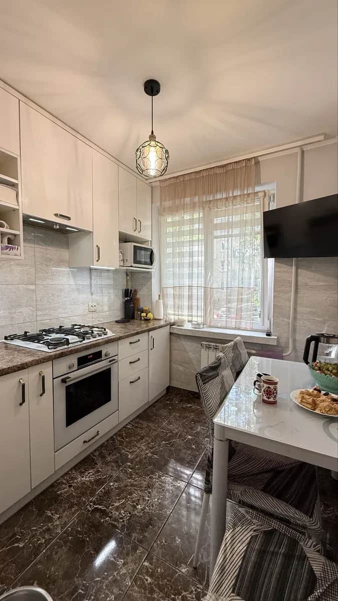 3-кімнатна квартира, Франківський: вітальня 7,3 м², 3 підвали - фото 1