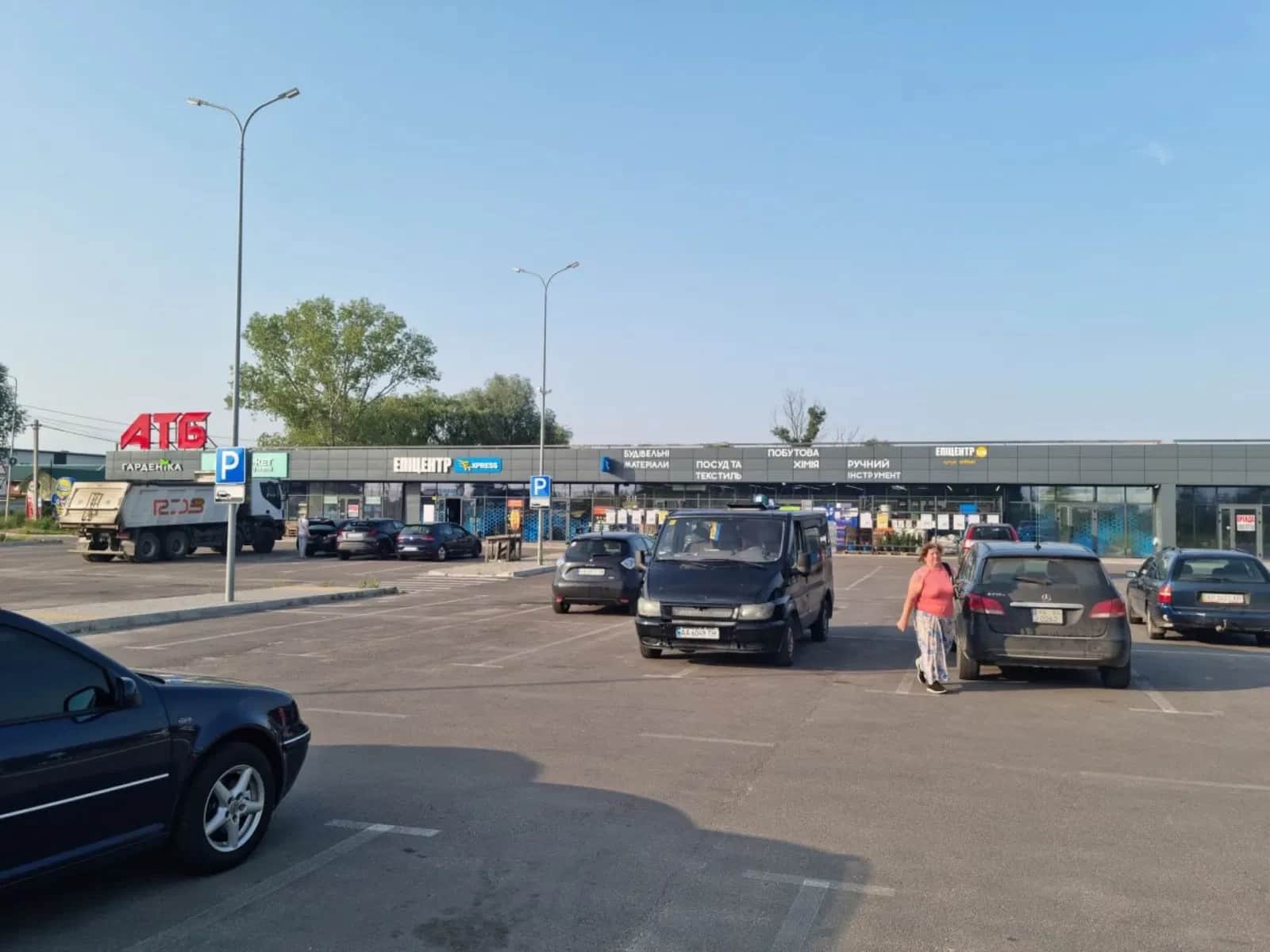 Приміщення, Погреби: біля АТБ, фасадне, три входи - фото 1