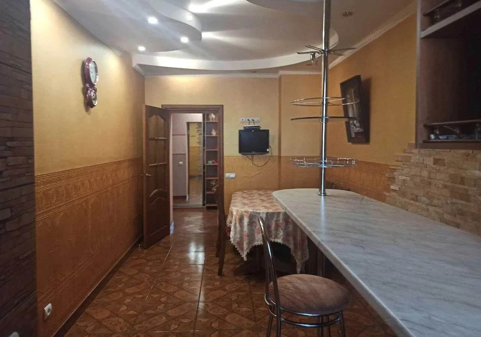 3-кімнатна квартира, вул. Ахматової Анни: євроремонт, торг можливий - фото 1