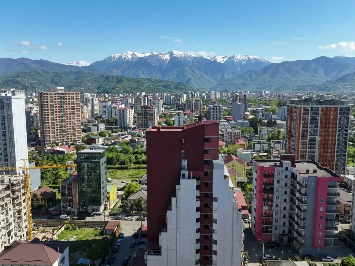 2-кімнатна квартира, Батумі: вид на гори, море за 200 м - фото 1