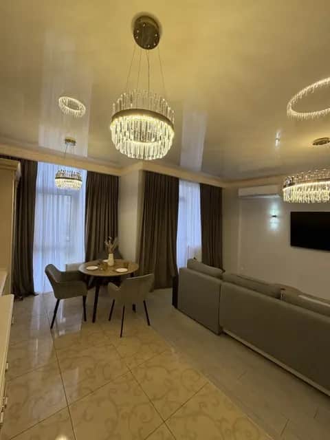 2-кімнатна квартира у ЖК 5й Кадор: кухня 32 м², панорамні вікна - фото 2