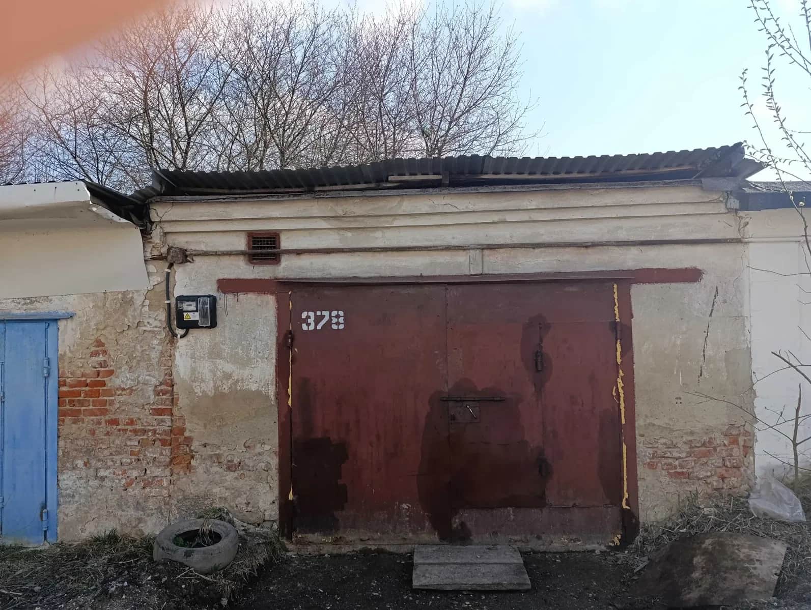 Гараж, вулиця Будного: цегляні перестінки в ямі, охорона - фото 1