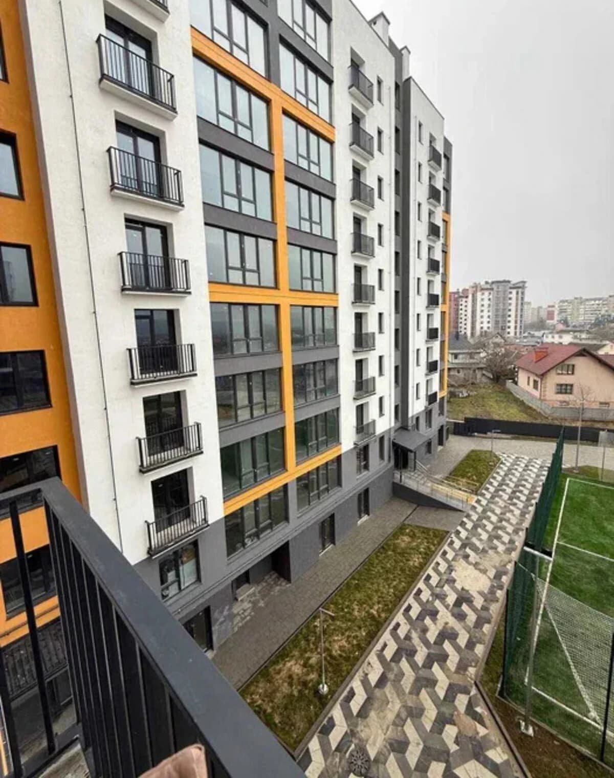 2-кімнатна квартира, Вовчинець: кухня-студія, панорамні вікна - фото 3
