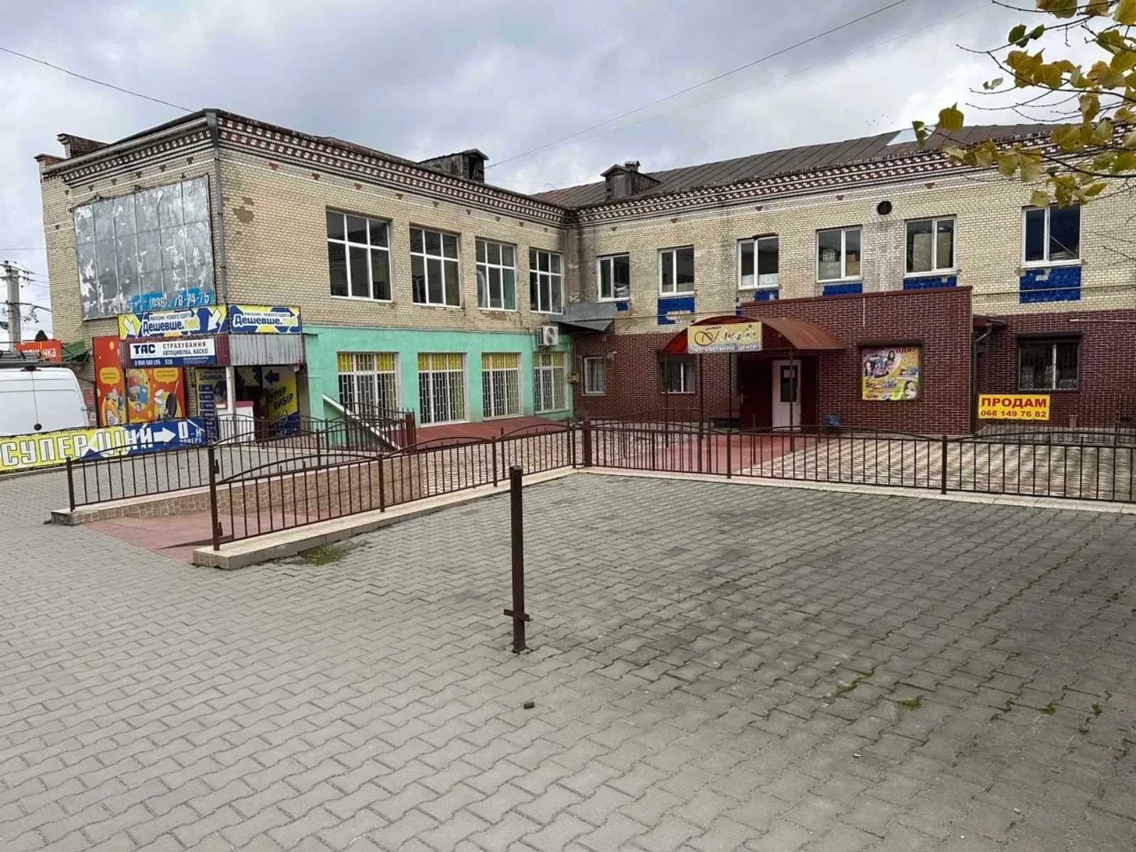Магазин, Нова Ушиця: перший поверх і цоколь, грати на вікнах - фото 4