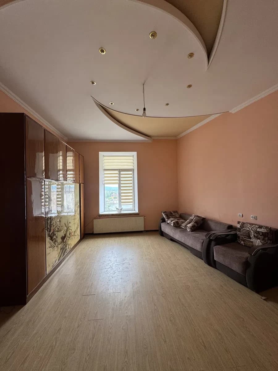 2-кімнатна квартира, Чернівці: Будинок-корабель, мансарда 28 м²