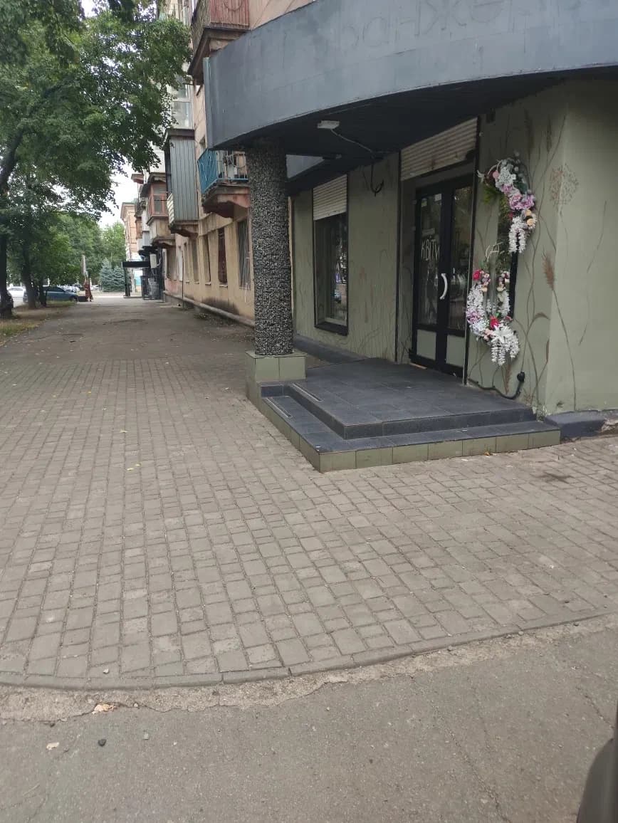 Магазин, Покровський: фасадне, кондиціонер, парковка на 3 автомобілі