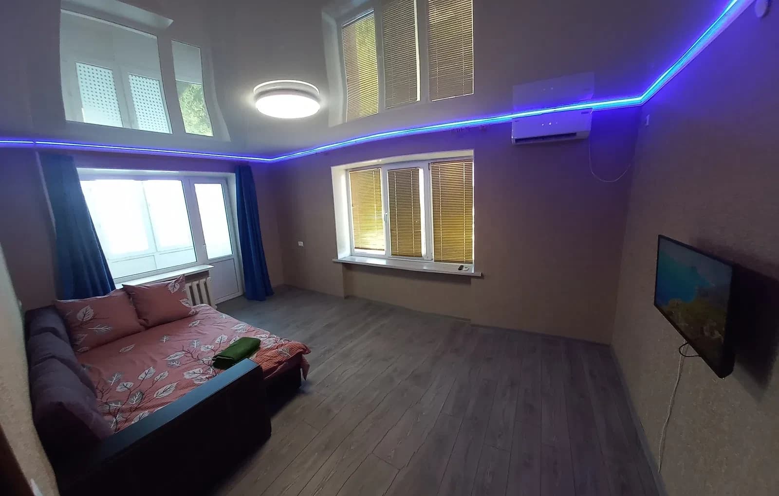 2-кімнатна квартира, центр: бак 400 літрів, вода цілодобово, Smart TV - фото 2